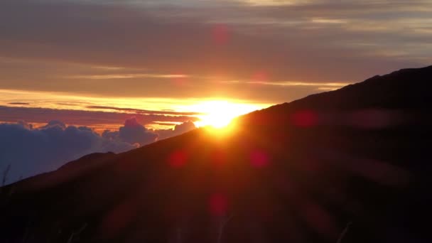 ピトン フォーナス 世界で最も活発な火山の一つであるラ レユニオンでピトン フォーナイズの縁に撮影されたタイムラウンド — ストック動画