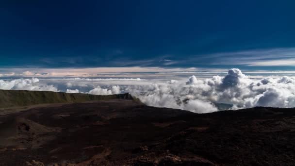 ピトン フォーナイズの火山 ティメラプスで形成する雲 — ストック動画