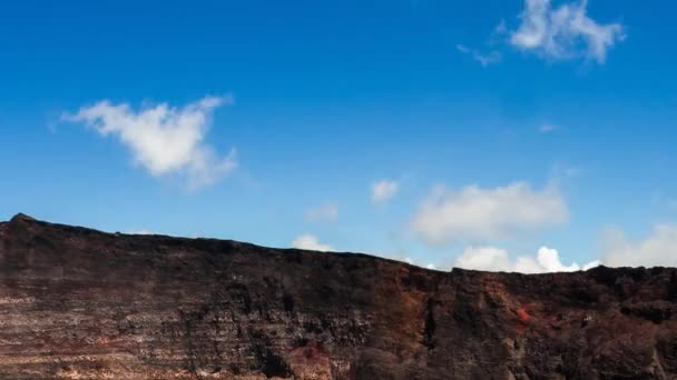 ピトン フォーニーズのカルデラを示すタイムトラフィック 世界で最も活発な火山の一つであるラ レユニオンでピトン フォーナイズの縁に撮影されたタイムラウンド — ストック動画