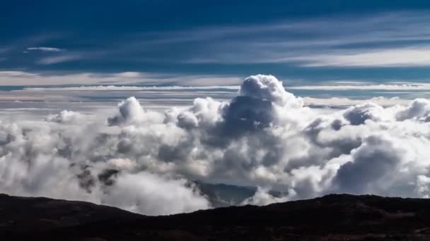 Wolken Vormen Zich Snel Een Piton Fournaise Vulkaan Timelapse — Stockvideo