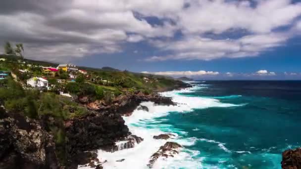 在拉留尼旺岛有悬崖的海岸线 圣皮埃尔岛 拉留尼旺岛圣皮埃尔岛海岸线的时差 显示火山陆地 悬崖和野生印度洋 — 图库视频影像