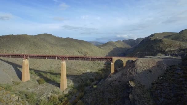 エアリアル 鉄道橋や周辺のフライト アンダルシア スペイン — ストック動画