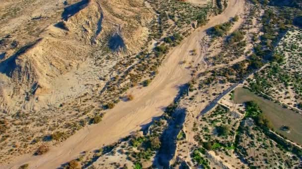 在西班牙安达卢西亚沙漠中的一个干枯的河床上飞行 — 图库视频影像