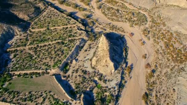 アンダルシア スペインの砂漠に浮かぶ乾燥した川の上のフライト — ストック動画