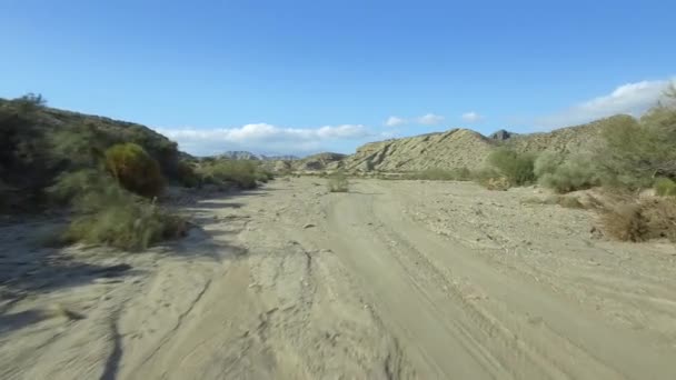 在西班牙安达卢西亚沙漠中的一个干枯的河床上飞行 — 图库视频影像