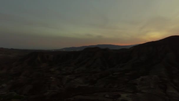 アンダルシア スペインの砂漠に浮かぶ乾燥した川の上のフライト — ストック動画