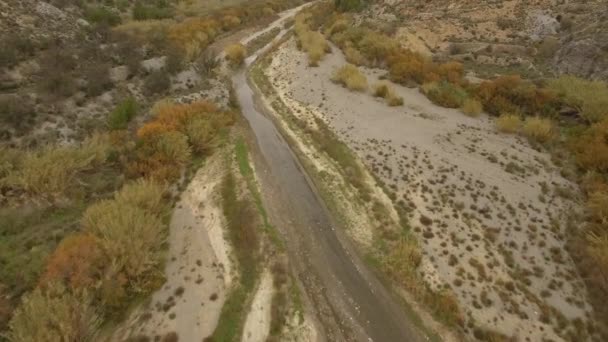 沿着河床飞行 西班牙安达卢西亚 — 图库视频影像