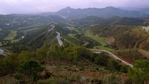 西班牙安达卢西亚的空中 高尔夫球场景观与发夹弯 — 图库视频影像