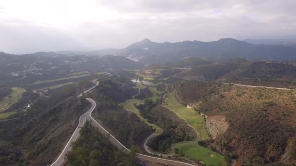 Aerial View Golf Course Hairpin Λυγίζει Στην Ανδαλουσία Ισπανία — Αρχείο Βίντεο