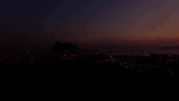 西班牙直布罗陀附近的空中 日落和夜间飞行 — 图库视频影像
