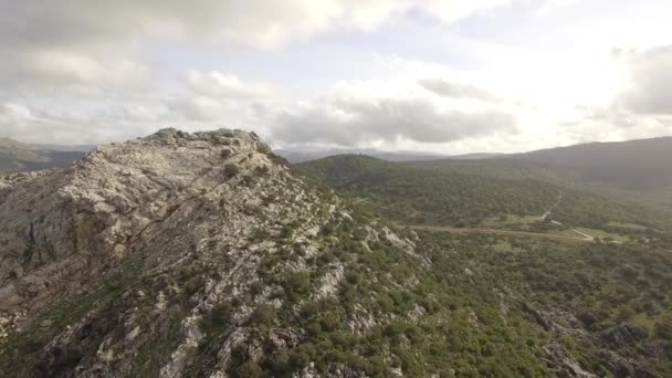 シエラ グラーツマ自然公園 アンダルシア スペインの山岳地帯に沿った飛行機 — ストック動画