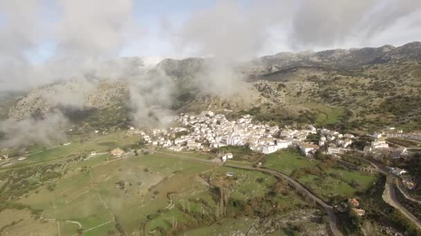 Πτήση Πάνω Από Ανδαλουσιανό Χωριό Που Περιβάλλεται Από Τεράστια Βουνά — Αρχείο Βίντεο