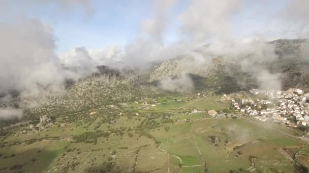 Flug Über Andalusisches Dorf Umgeben Von Massiven Bergen Spanien — Stockvideo