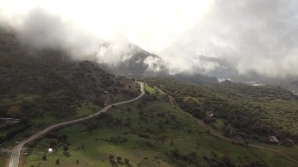 스페인 거대한 산들로 둘러싸인 안달루시아 마을을 — 비디오