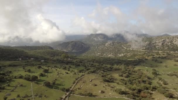Flug Über Andalusisches Dorf Umgeben Von Massiven Bergen Spanien — Stockvideo