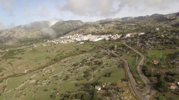 Vuelo Sobre Pueblo Andaluz Rodeado Montañas Masivas España — Vídeos de Stock