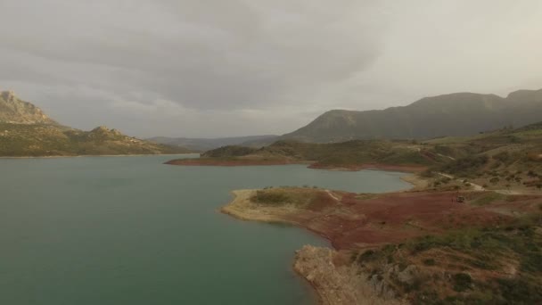 西班牙 Embalse Zahara Andalusia等地飞越屏障湖 — 图库视频影像