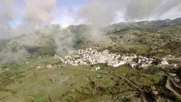 Vlucht Andalusische Dorp Omgeven Door Enorme Bergen Spanje — Stockvideo