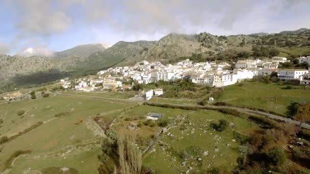 Flyg Över Andalusiska Byn Omgiven Massiva Berg Spanien — Stockvideo