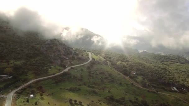 在西班牙被巨大的高山环绕的丹德尔村上空盘旋 — 图库视频影像