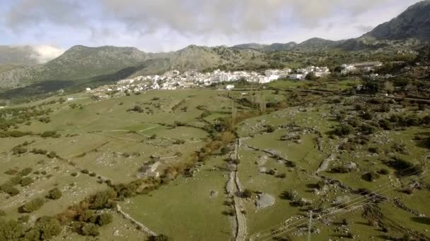 Let Nad Andaluskou Vesnicí Obklopený Masivními Horami Španělsko — Stock video