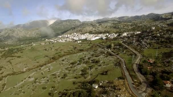 Vlucht Andalusische Dorp Omgeven Door Enorme Bergen Spanje — Stockvideo