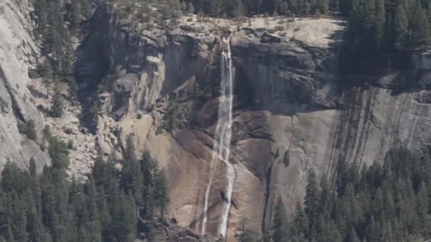 美国约塞米蒂国家公园的瀑布 — 图库视频影像
