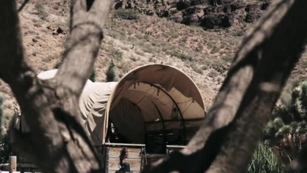 美国亚利桑那州西部一个古老村庄的有篷大篷车 原型车 — 图库视频影像