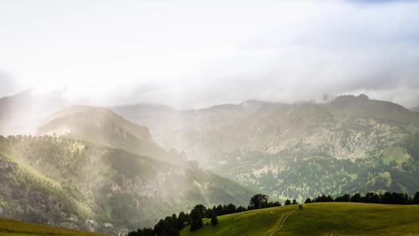 法国山脉与雨的风景画 — 图库视频影像