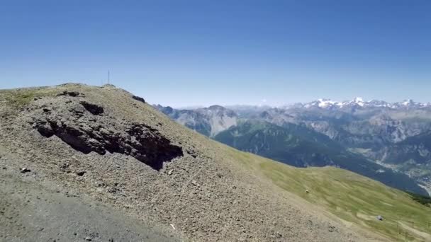 Vliegen Boven Top Van Monte Jafferau Italië — Stockvideo