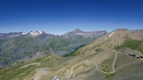 Fliegen Über Dem Gipfel Des Monte Jafferau Und Geländewagen Italien — Stockvideo