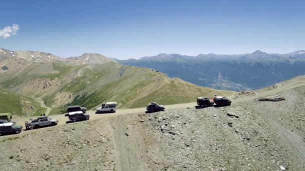 Vliegen Boven Top Van Monte Jafferau Road Voertuigen Italië — Stockvideo