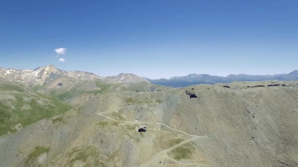 飞越意大利亚弗劳山山顶和越野车 — 图库视频影像