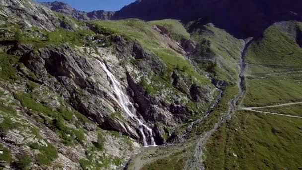 Aerial Vandfald Ved Rifugio Scarfiotti Italien – Stock-video
