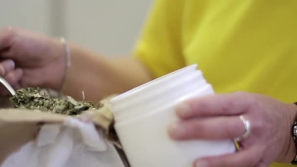 Vrouw Trekt Droge Planten Plastic Blik — Stockvideo