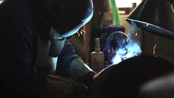 Welder Welding Steeltube Footage — Stockvideo