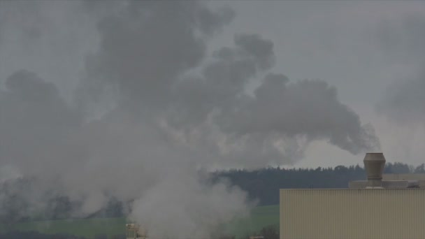 Крупным Планом Кадры Загрязняющей Окружающую Среду Химической Фабрики — стоковое видео