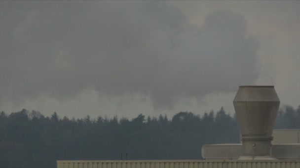 Zbliżenie Materiał Filmowy Fabryki Chemicznej Zanieczyszczający Środowisko Dymem — Wideo stockowe
