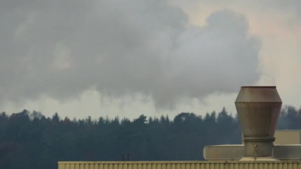 Chemische Fabriek Met Rook Stack Luchtverontreiniging — Stockvideo