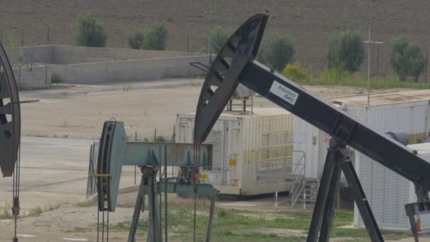 Sicilya Daki Endüstriyel Petrol Pompalarının Yakın Çekim Görüntüleri — Stok video