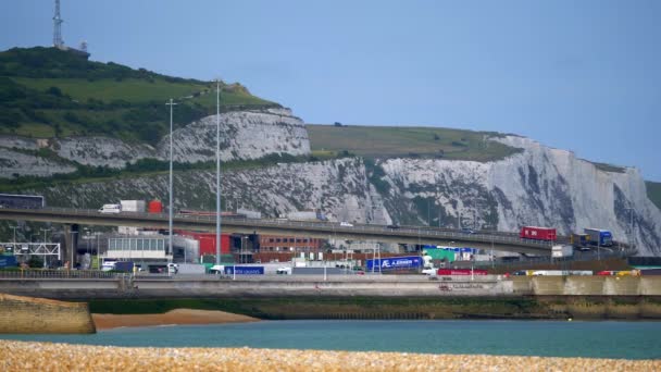 Busy Autostrady Samochodów Przejeżdżających Przez Dover Harbor Wielka Brytania — Wideo stockowe