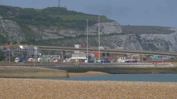 Forgalmas Autópálya Távoli Kilátás Dover Harbor Egyesült Királyság — Stock videók