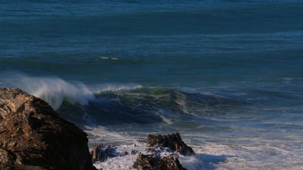 Огромные Волны Португальском Побережье Slow Motion — стоковое видео