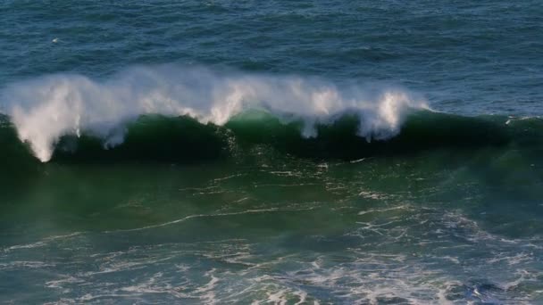 Stora Vågor Vid Portugisiska Kusten Långsamma Rörelser — Stockvideo