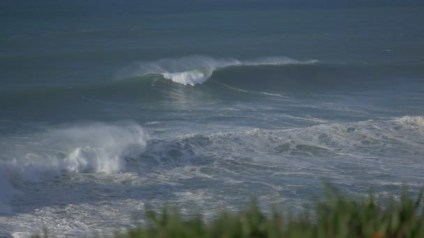 Stora Vågor Vid Portugisiska Kusten Långsamma Rörelser — Stockvideo