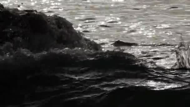 Ondas Água Dramáticas Espalhando Batendo Contra Rochas — Vídeo de Stock