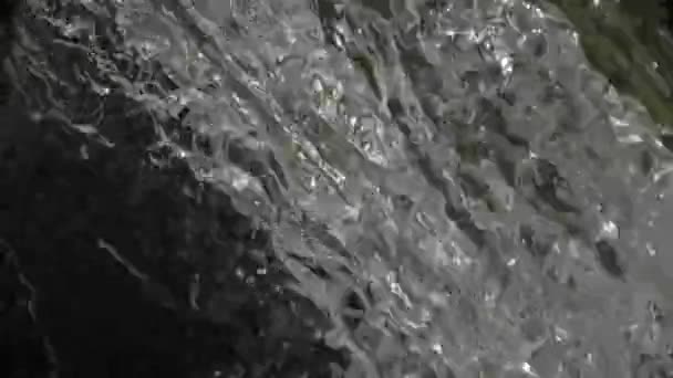 Schöne Natürliche Aussicht Auf Fließendes Und Plätscherndes Wasser — Stockvideo