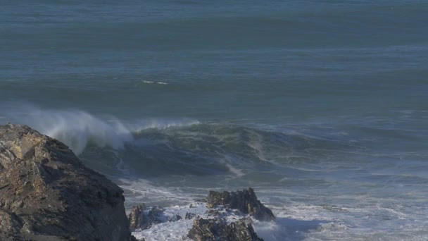 葡萄牙海岸的巨浪 慢动作 — 图库视频影像