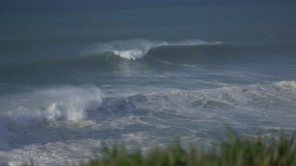 Огромные Волны Португальском Побережье Slow Motion — стоковое видео