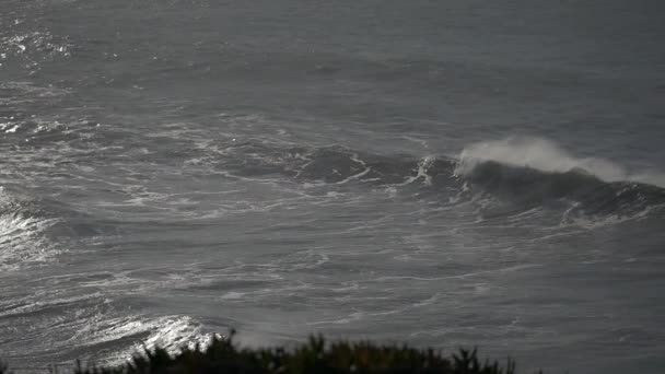 Riesige Wellen Der Portugiesischen Küste Zeitlupe — Stockvideo